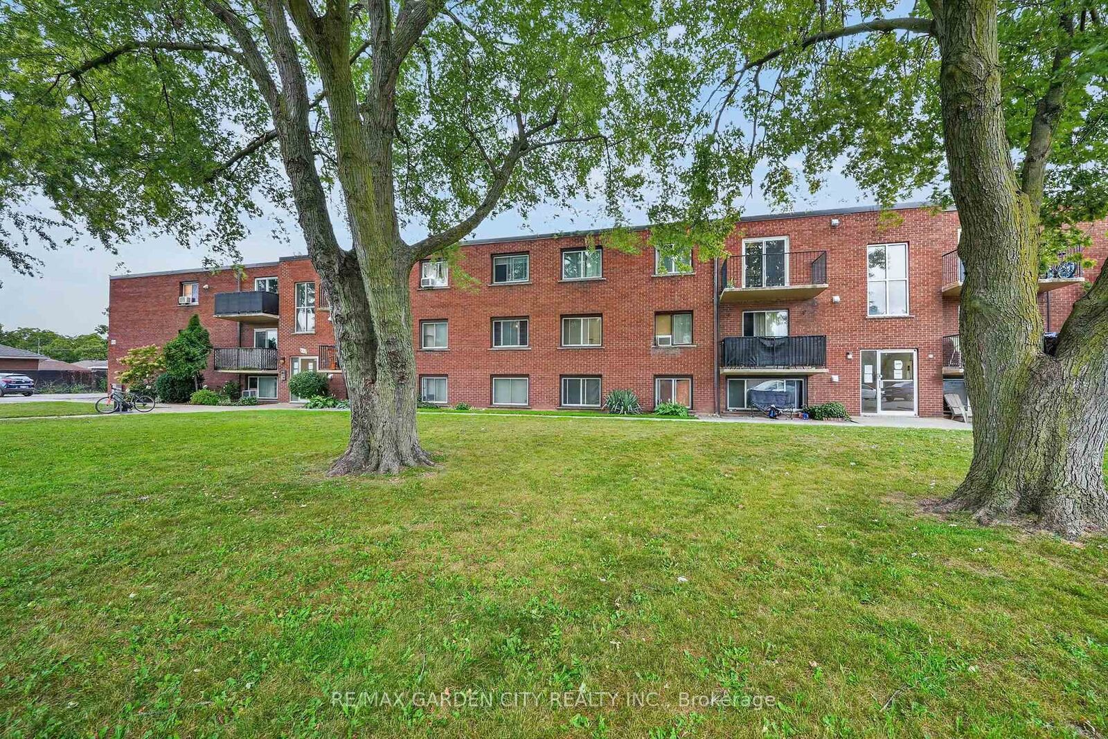 Property Photo:  452 Carlton Street S 37  ON L2M 4X1 