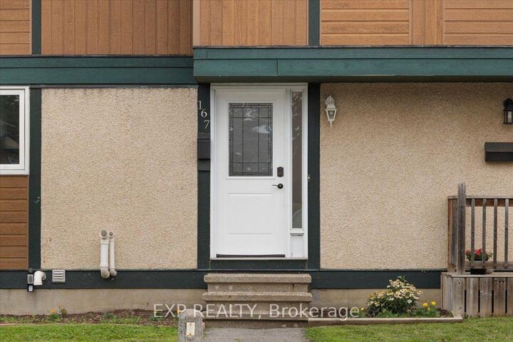 Property Photo:  1449 Ridgebrook Drive  ON K1B 4T1 
