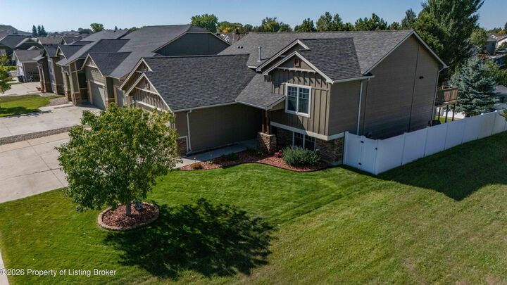 Property Photo:  817 15th Avenue E  ND 58601 
