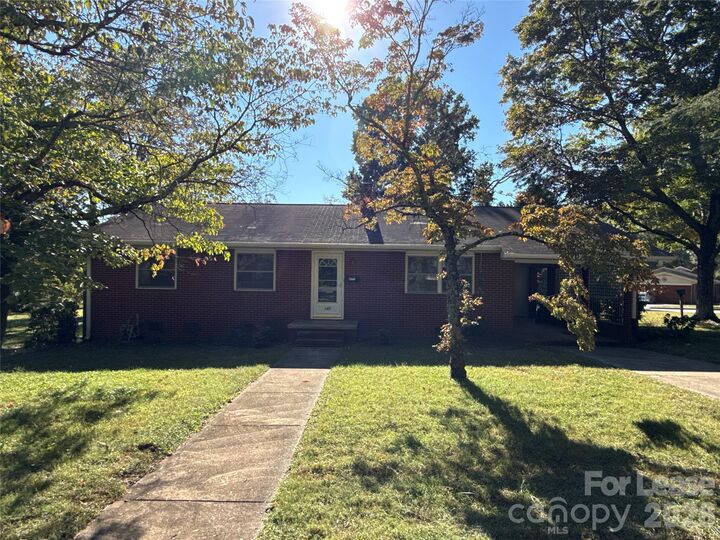 Property Photo:  805 E Iredell Avenue  NC 28115 