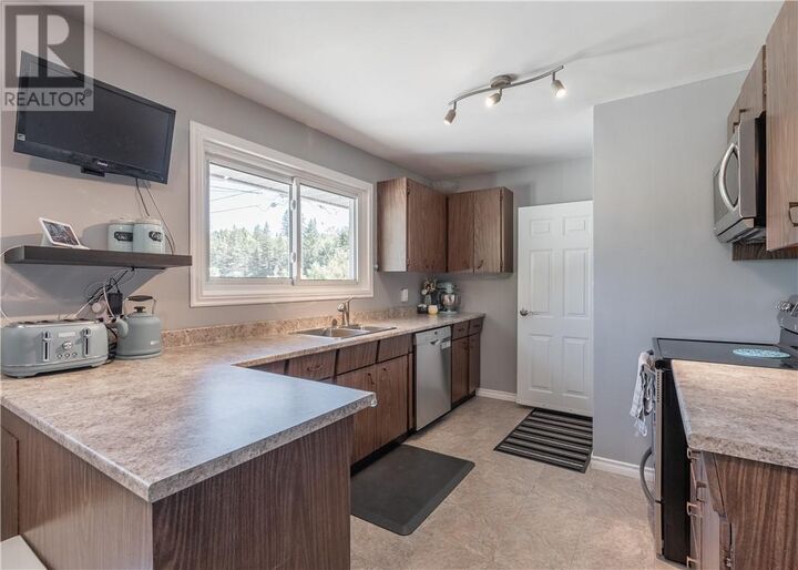 Property Photo:  41 Moxam Drive  ON P3Y 1C5 