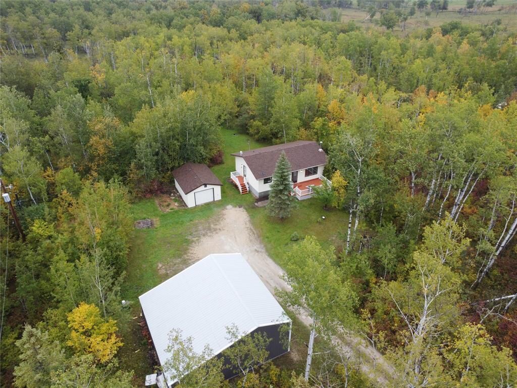 Property Photo: 104 Evelyn Drive MB R0E 0C0