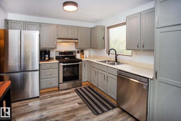 Property Photo: 8 Ash Crescent AB T8N 3J3