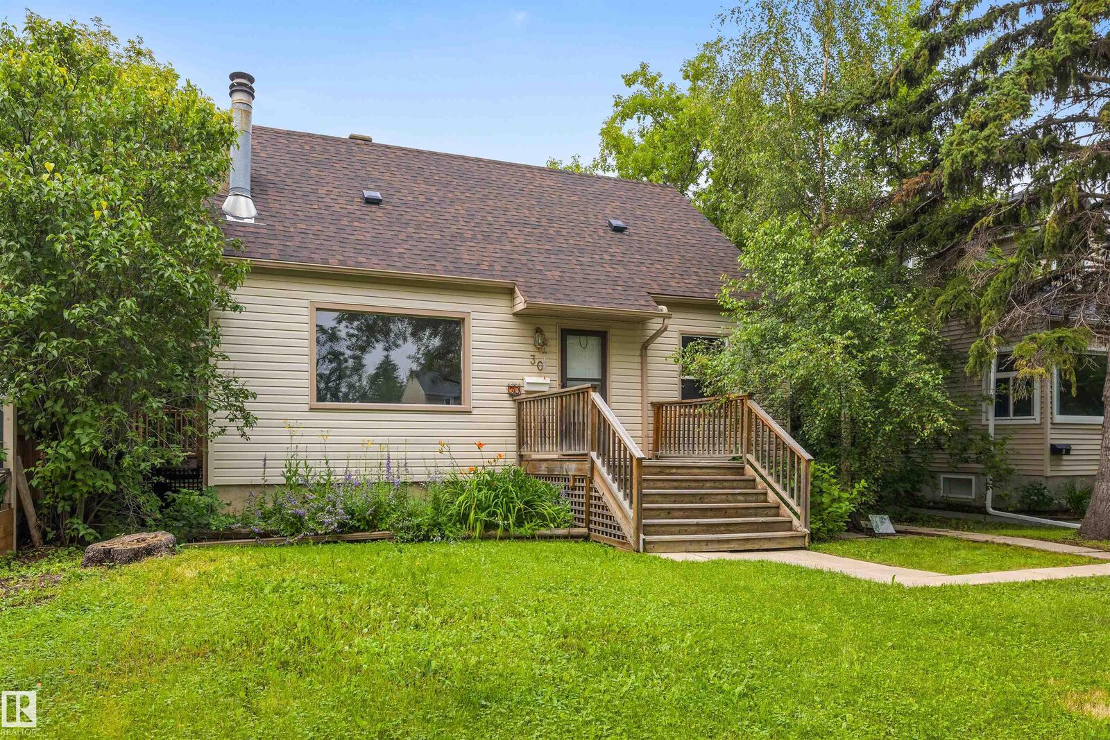 Property Photo:  11230 75 Avenue NW  AB T6G 0H3 