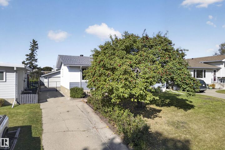 Property Photo: 25 Milburn Crescent AB T8A 0T9