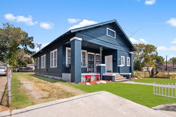 Property Photo:  901 Boundary Street  TX 77009 