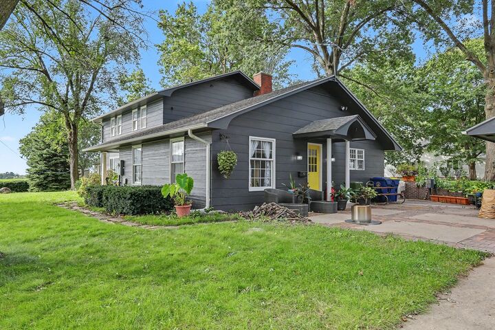 Property Photo:  303 Central Drive  IA 50219 