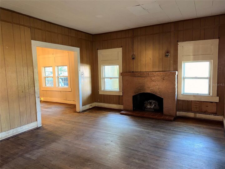Property Photo:  112 S Florida Street  FL 33513 