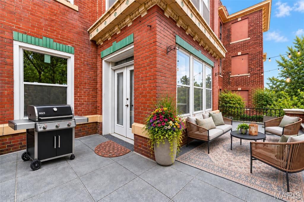 Property Photo: 5572 Waterman Boulevard 1W MO 63112