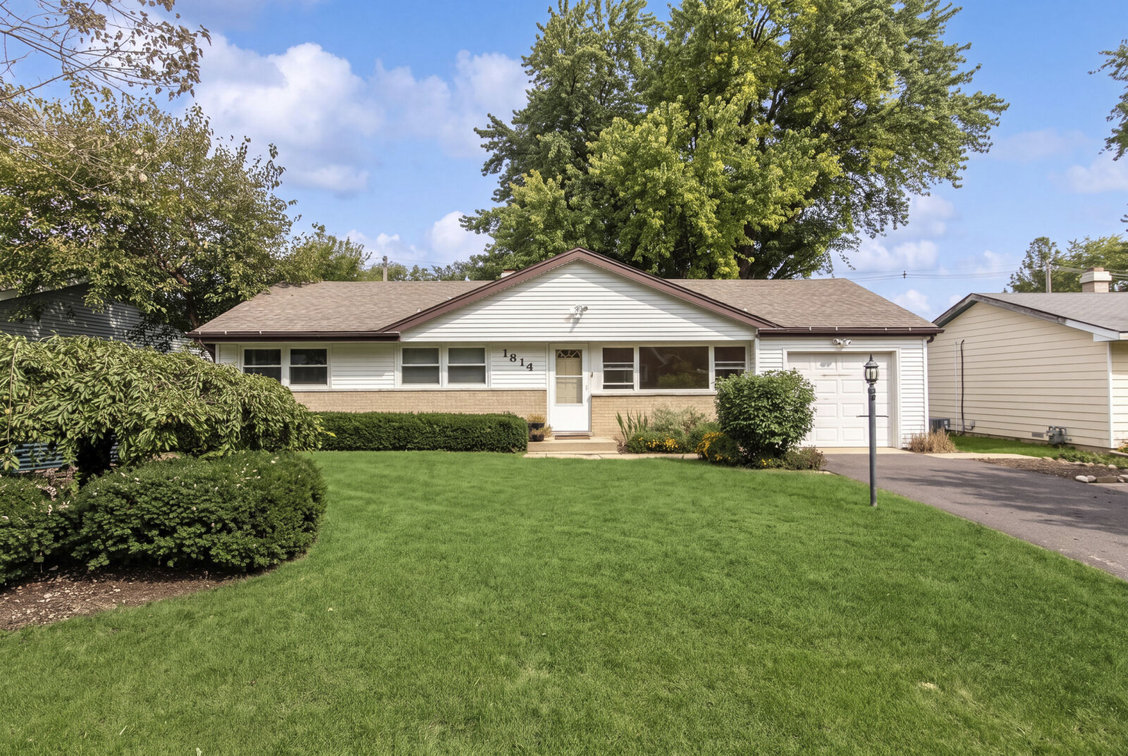 Property Photo:  1814 Grandview Drive  IL 60051 