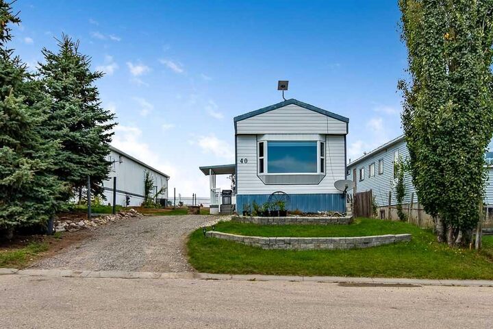 Property Photo: 40 Westmount Place AB T1V 1M7