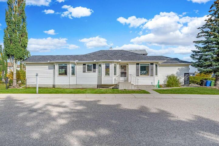 Property Photo:  179 Citadel Close NW  AB T3G 4A5 