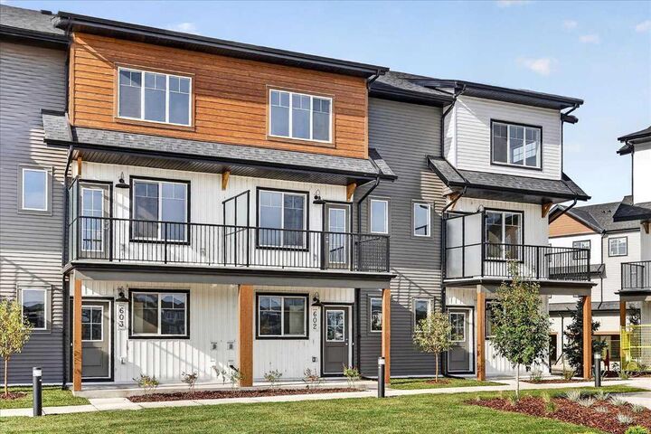 Property Photo: 321 Hotchkiss Drive SE 602 AB T3S 0X5