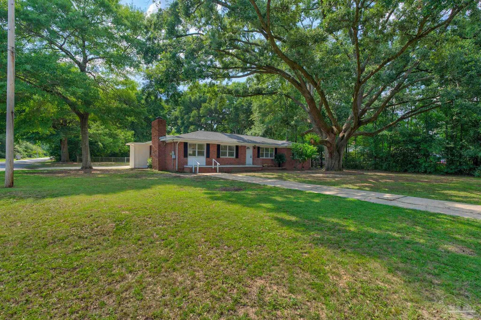 Property Photo: 6425 Aspen Ave FL 32570