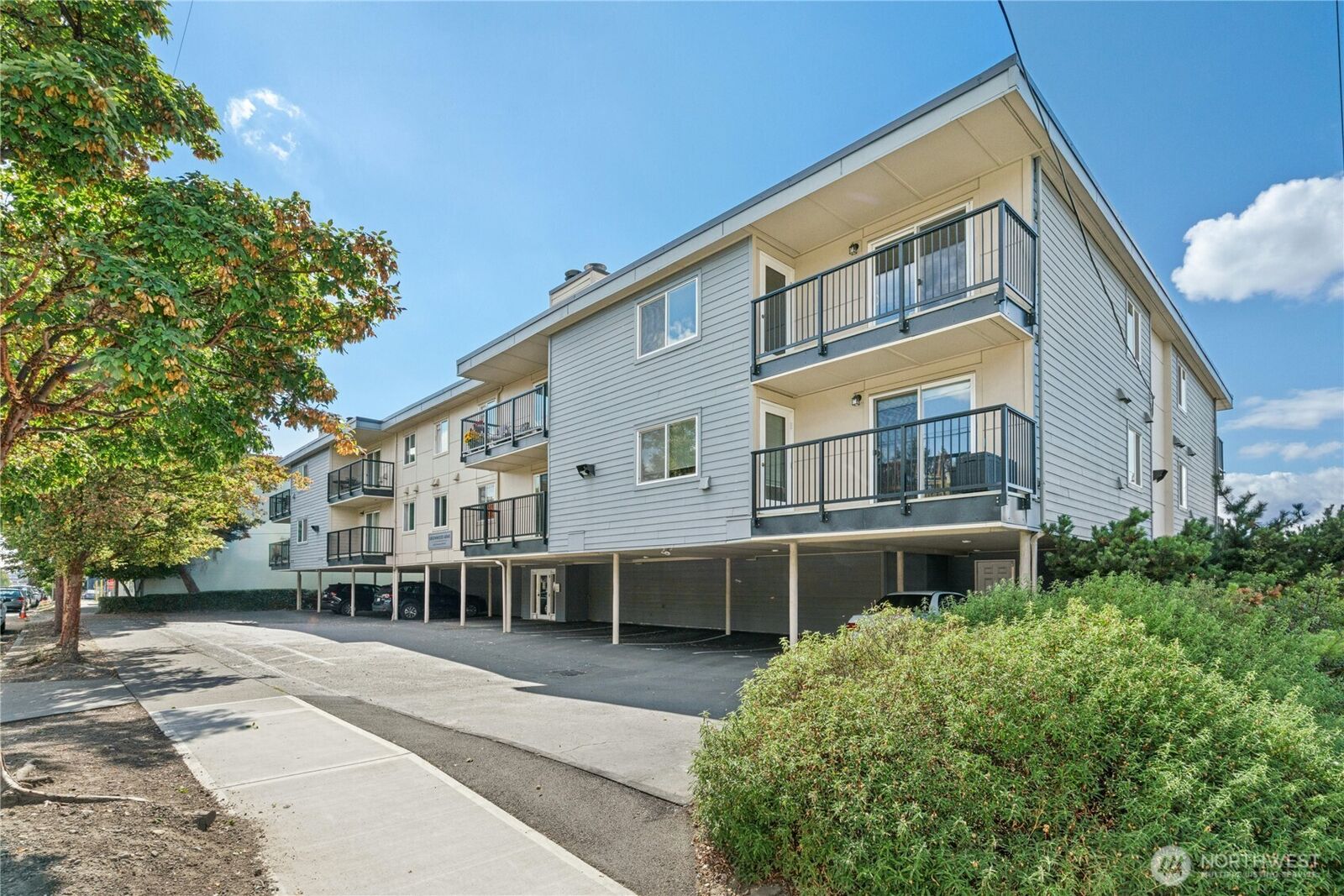 Property Photo: 9255 Greenwood Avenue N 38 WA 98103