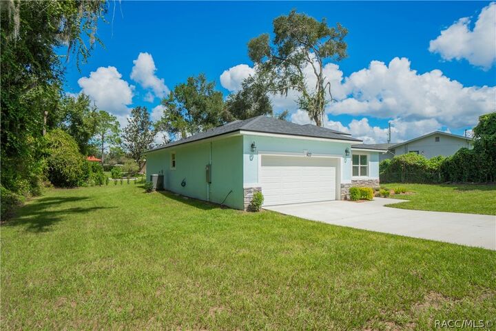 Property Photo:  822 Poplar Street  FL 34452 