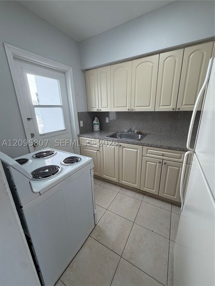 Property Photo:  561 SW 7th St 1  FL 33130 