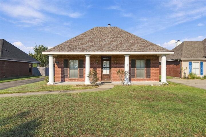 Property Photo:  5714 E Dietrich Loop E  LA 70605 