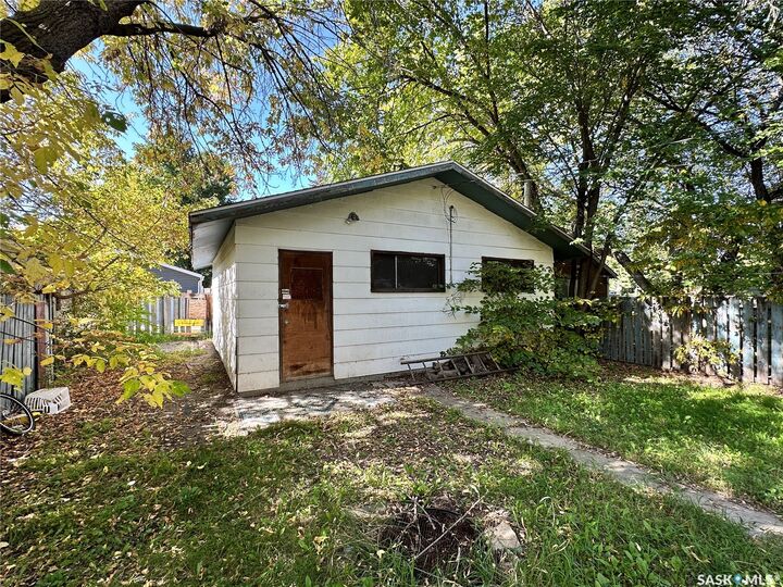 Property Photo: 433 I Avenue S SK S7M 1Y3