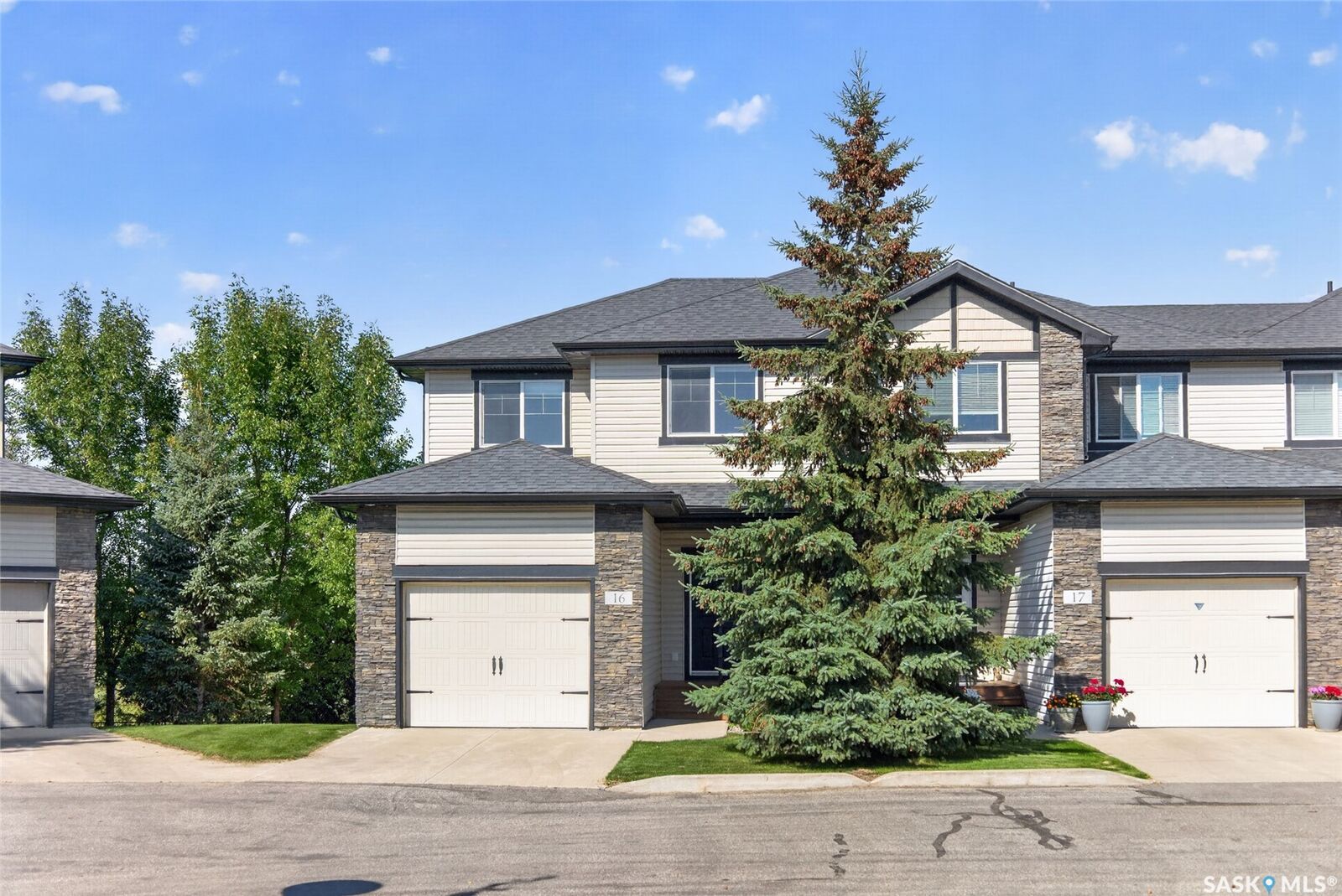 Property Photo: 215 Hampton Green 16 SK S7R 0G7