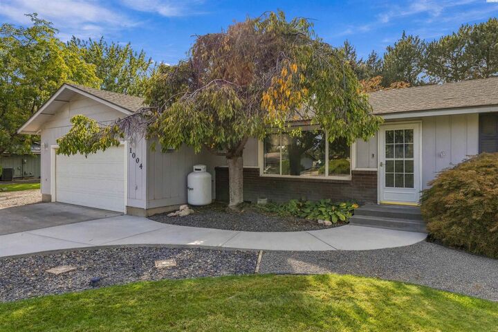 Property Photo:  1004 S Dawes  WA 99338 