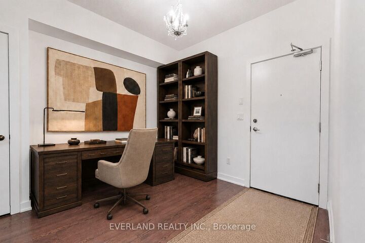 Property Photo:  20 Bruyeres Mews 201  ON M5V 0G8 