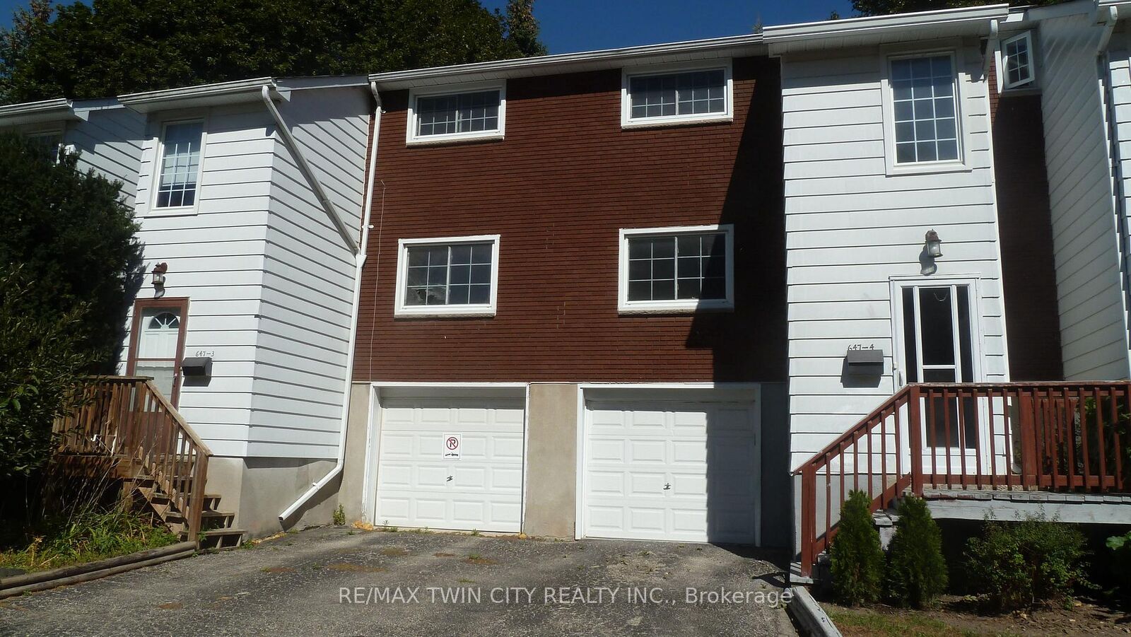 Property Photo: 647 Albert Street 4 ON N2L 3V5