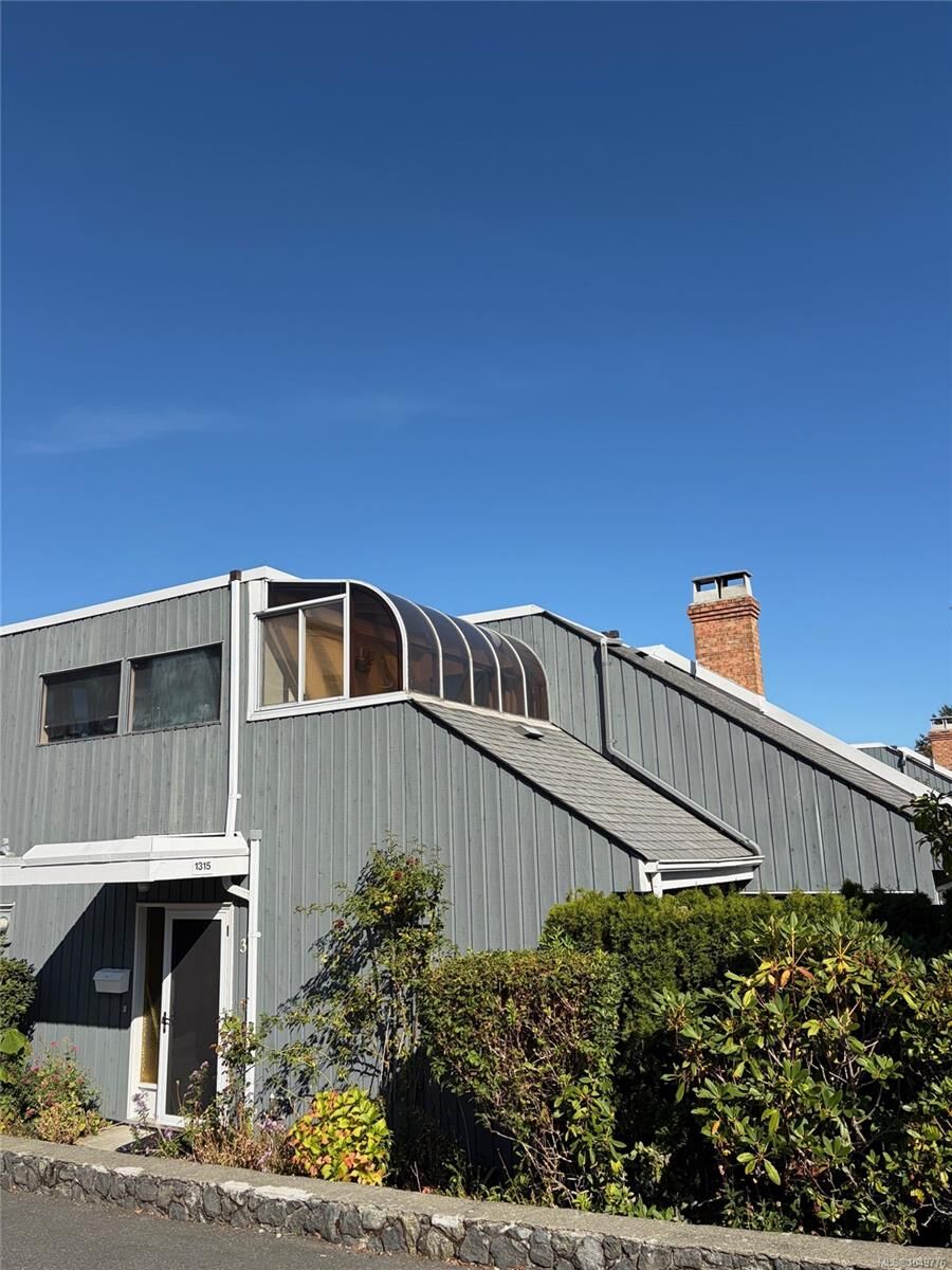 Property Photo: 1315 Gladstone Ave #3 BC V8R 1R9