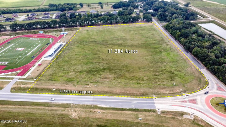 Property Photo: 2400 Chemin Metairie Road 3 LA 70592