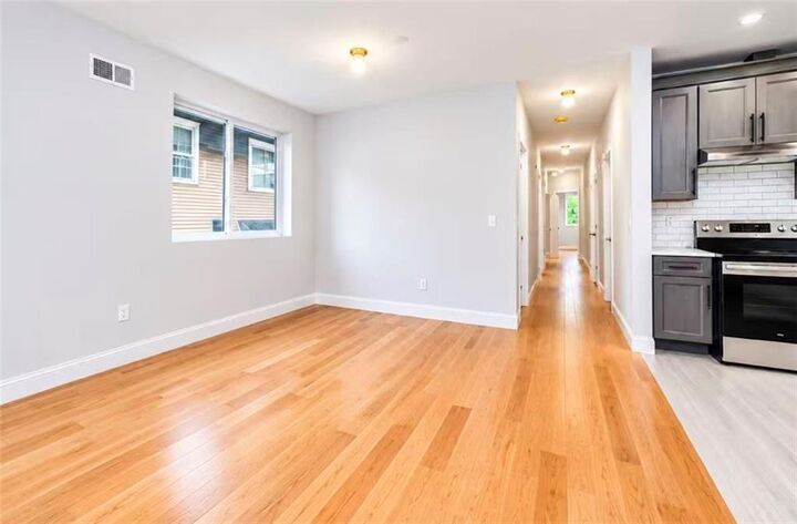 Property Photo: 22 Hope Street 2F NY 10305