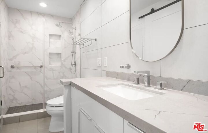 Property Photo:  620 S Gramercy Pl, Unit 206  CA 90005 