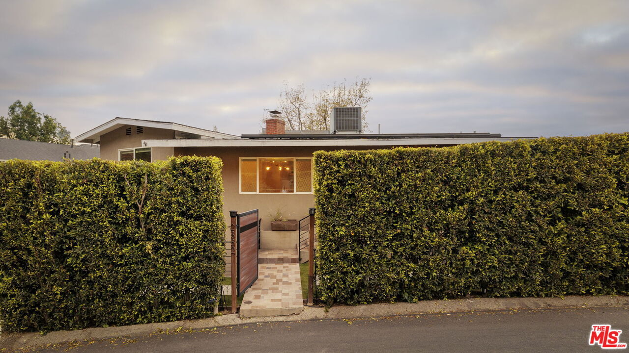 Property Photo: 2882 Palmer Dr CA 90065