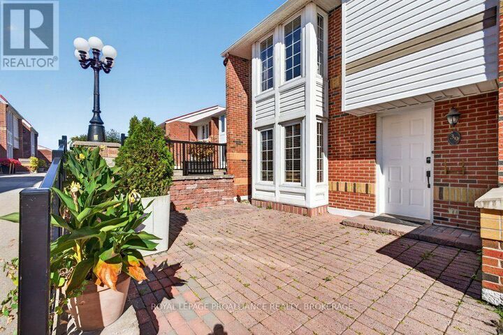 Property Photo:  1 Place D'Armes 39  ON K7K 6S1 