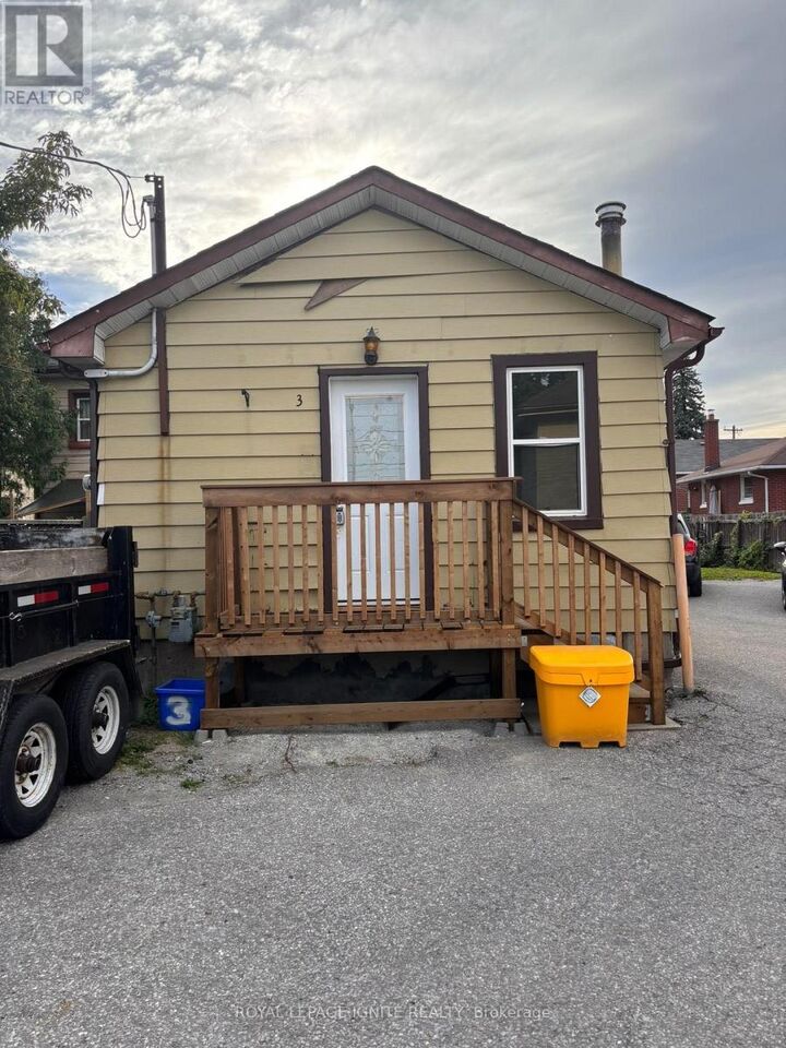 Property Photo:  178 Park Road North 3  ON L1J 4L6 