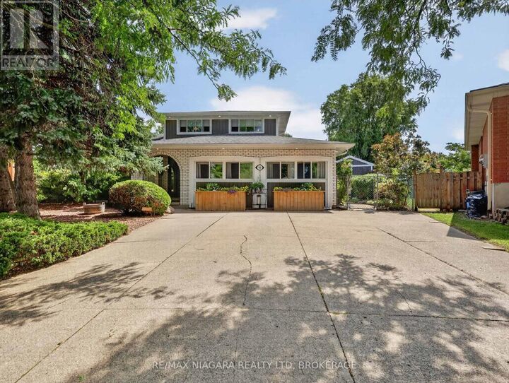 Property Photo: 14 Fairlawn Court ON L2M 7K4