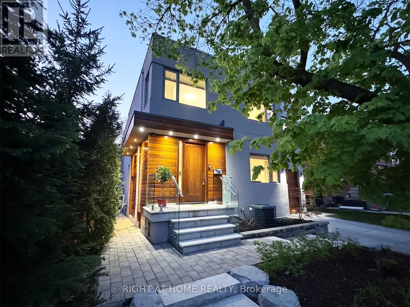 Property Photo:  76 Ferris Road  ON M4B 1G4 