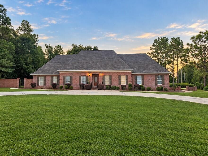 Property Photo:  102 Lindley Road  FL 32536 