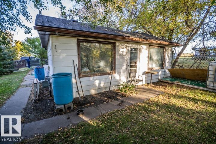 Property Photo:  219 Second Avenue  AB T0B 0P0 
