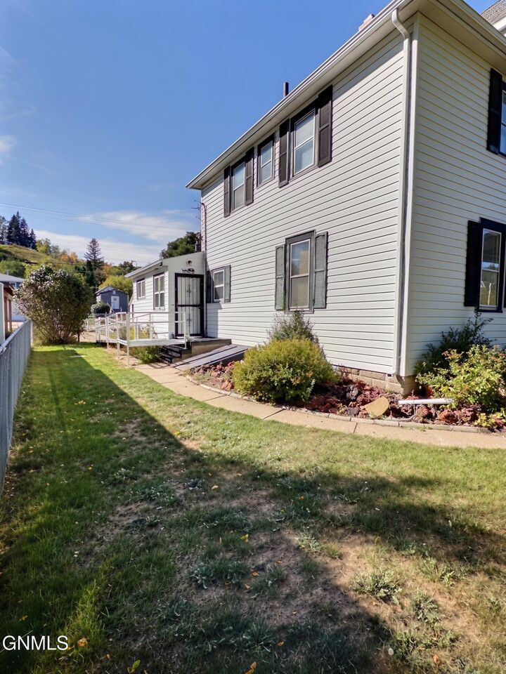 Property Photo:  407 6th Avenue NW  ND 58554 