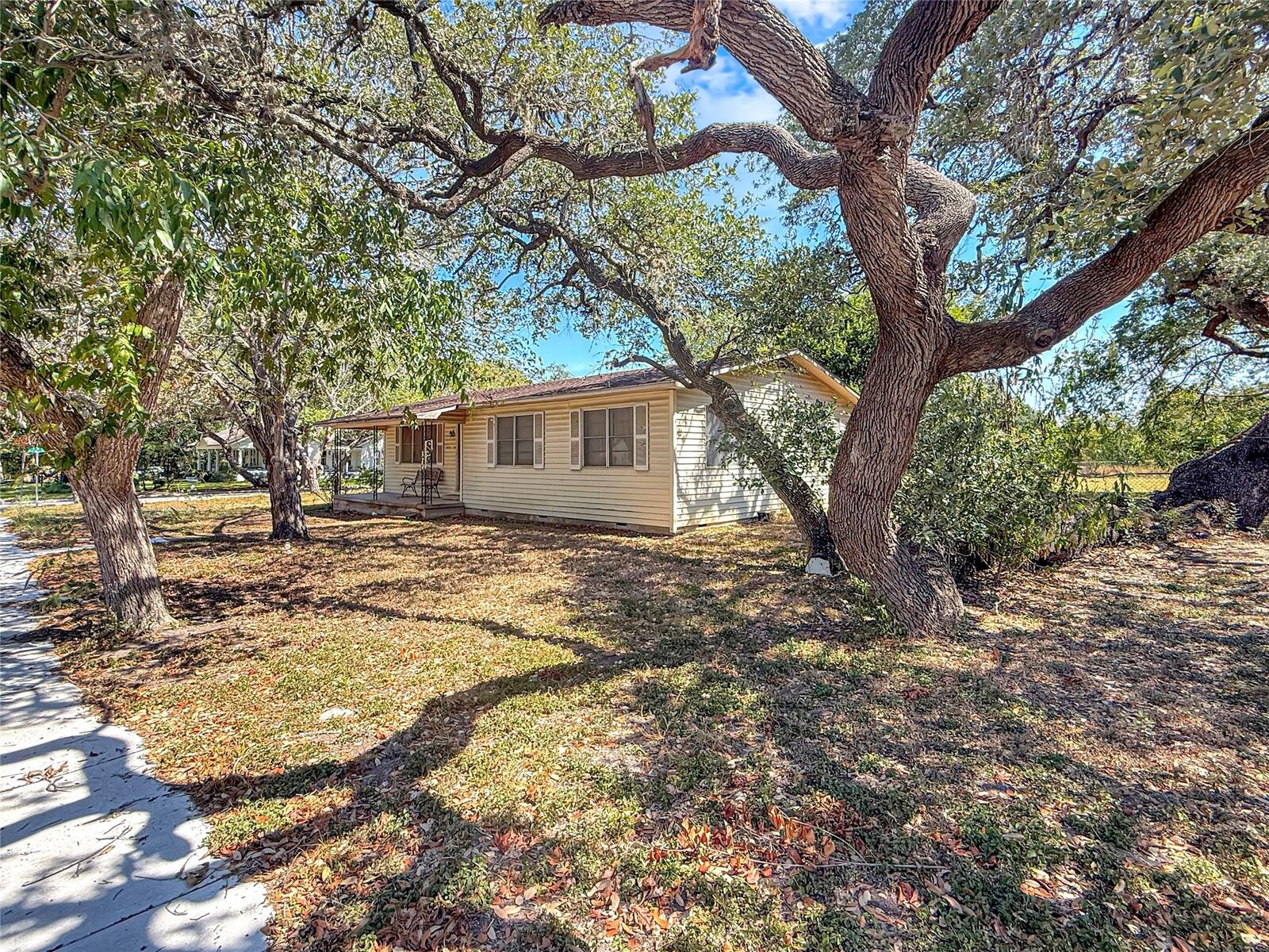 Property Photo:  416 N Penn Street  TX 78941 
