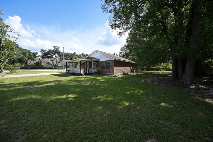 Property Photo: 220 N William Barnett Avenue TX 77327