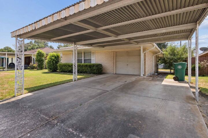 Property Photo: 1704 Brenda Lane TX 77502