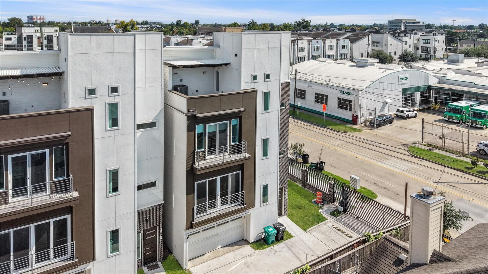 Property Photo: 2111 McGowen Street TX 77004