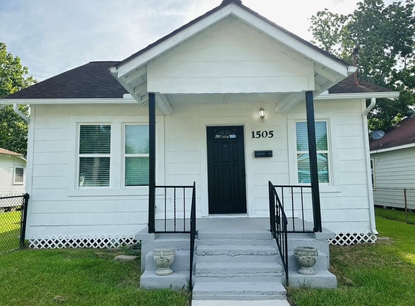 Property Photo:  1505 Yupon Street  TX 77520 