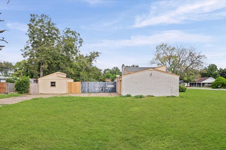Property Photo:  426 S 6th Street  TX 77571 