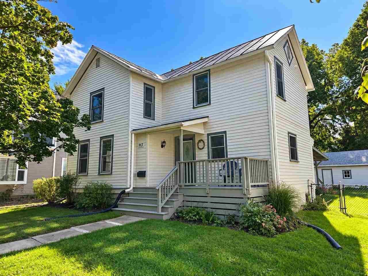Property Photo:  913 Walnut St.  IA 52240-3343 