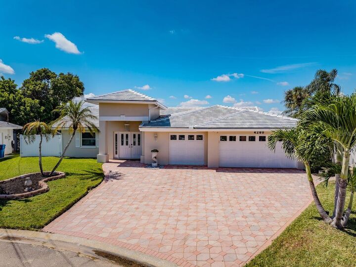 Property Photo: 4280 13th Lane NE FL 33703