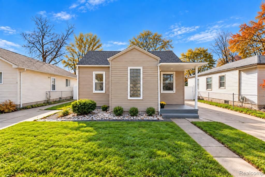 Property Photo:  7500 Anna Avenue  MI 48092 2760 