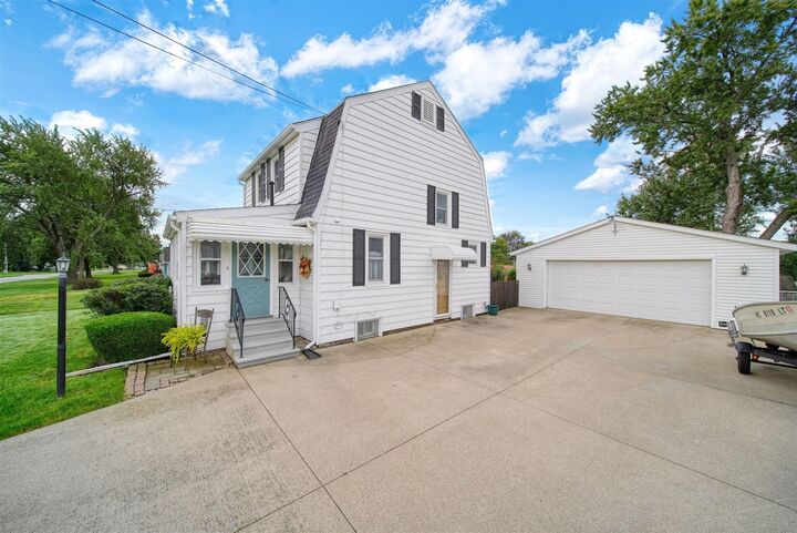 Property Photo:  826 Concord Boulevard  MI 49202-2910 