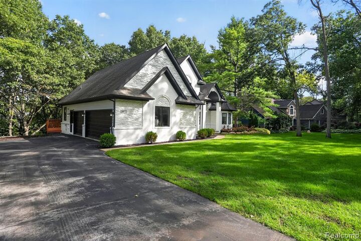 Property Photo:  10073 Silver Lake Road  MI 48116 8361 